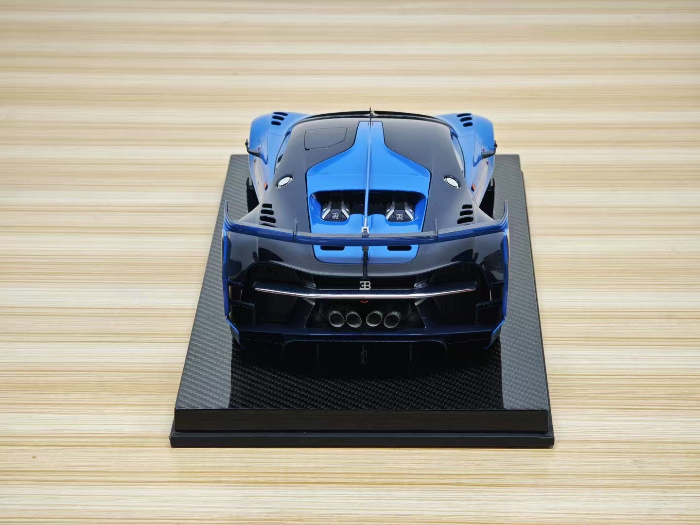 Runner 1/12 Bugatti Vision Gran Turismo Limited Edition Model Car