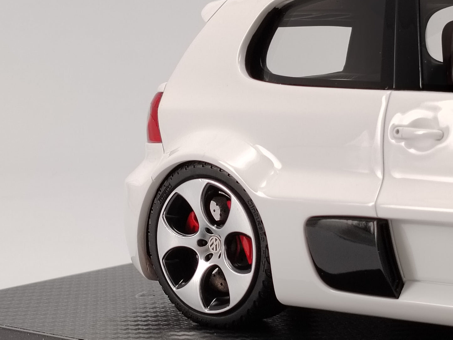 IVY 1/18 Volkswagen GOLF W12 White Resin Sealed Car Model