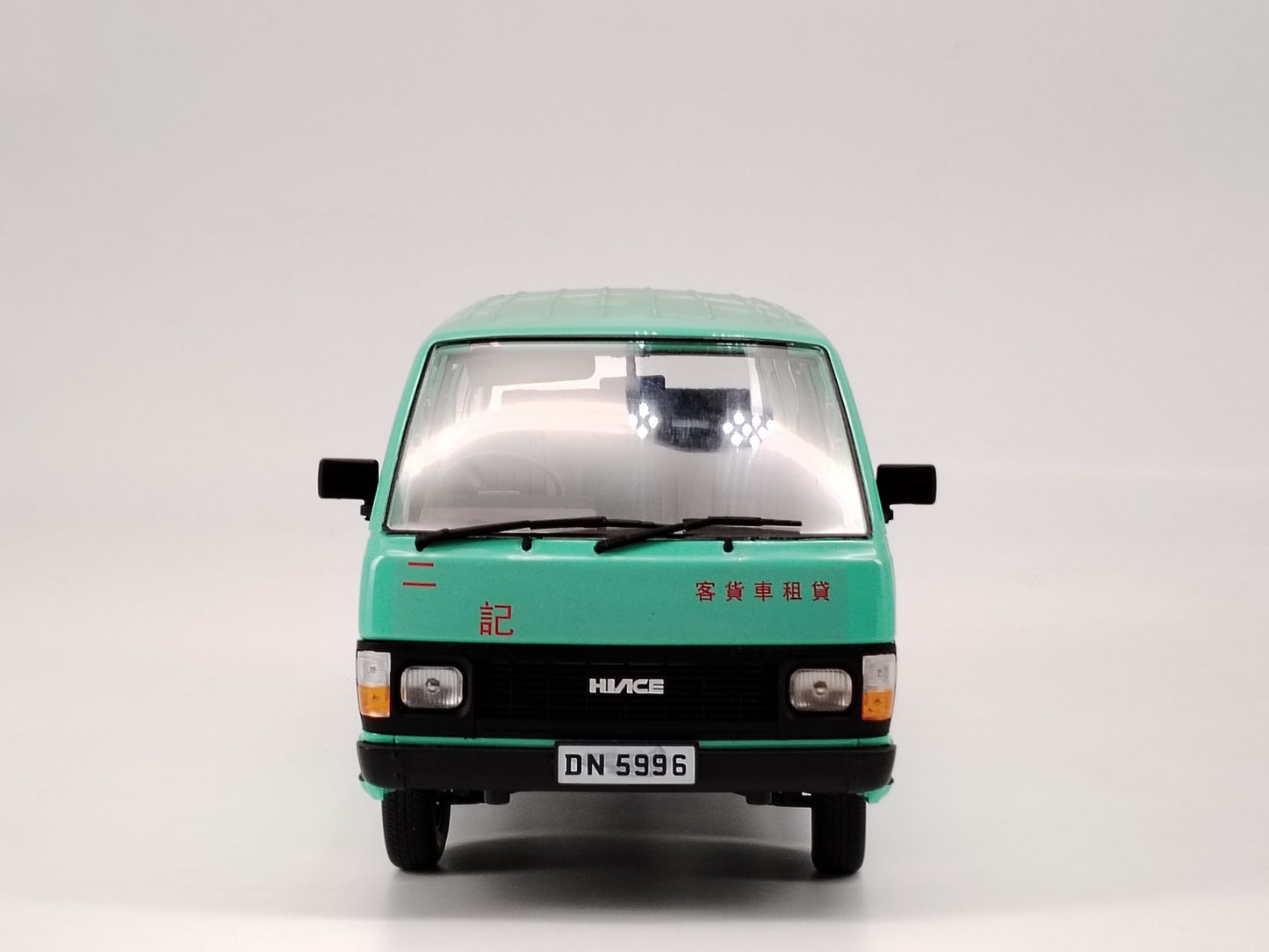 ZP 1/18 Toyota Hiace YH50 round light Young and Dangerous green paint car model