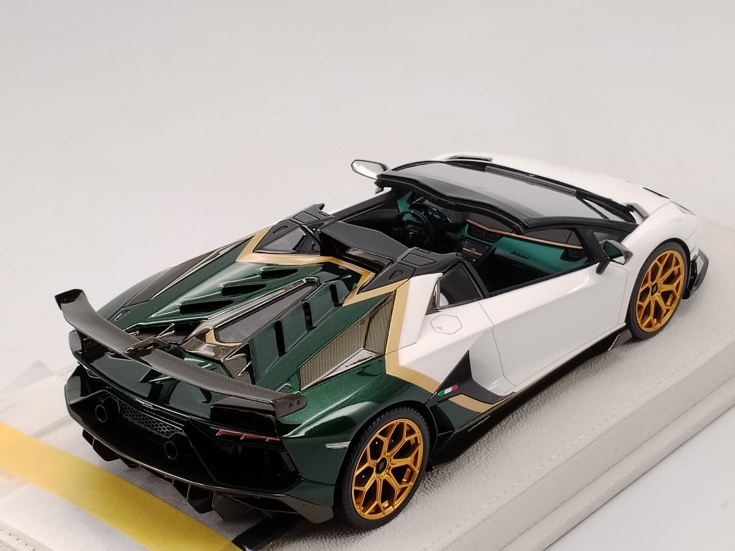 MAKEUP 1/18 Lamborghini SVJ ROADSTER White and Green Limited Edition Simulation Model Car