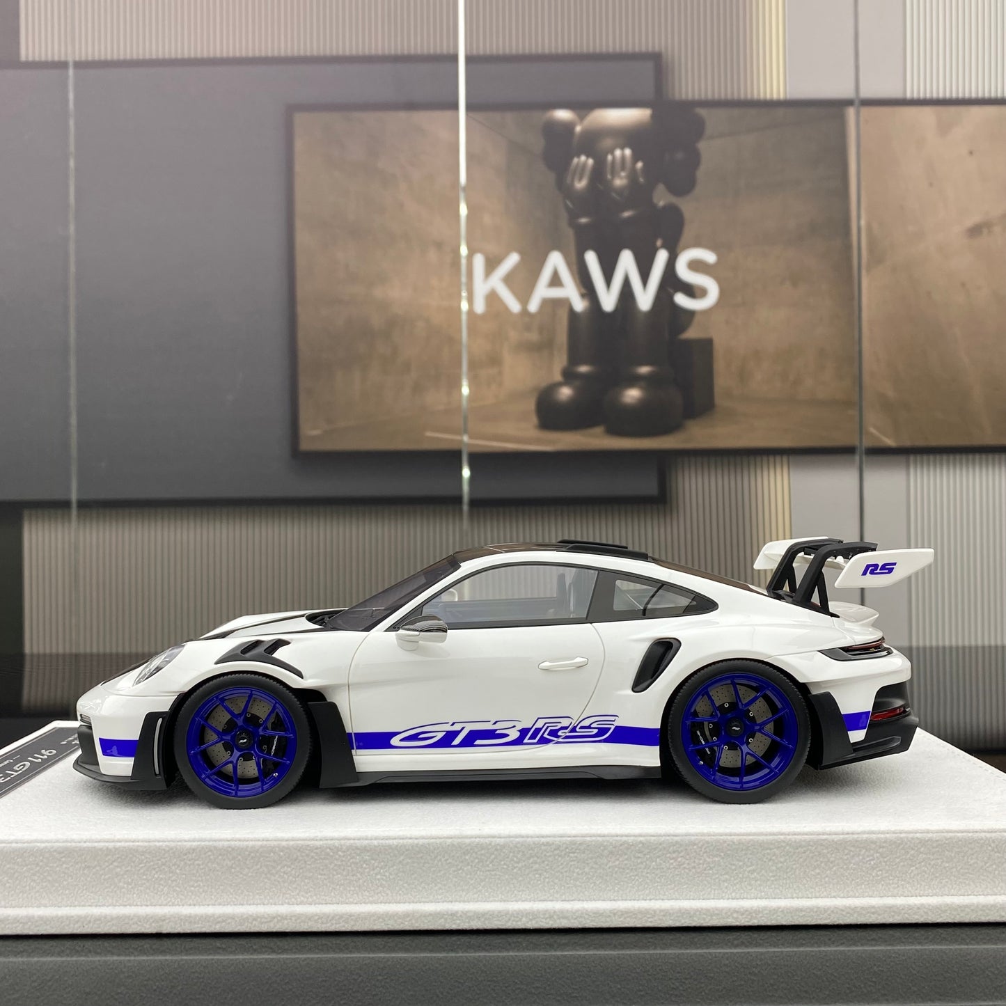 FuelMe 1/18 Porsche 992 GT3RS white blue wheels simulation car model
