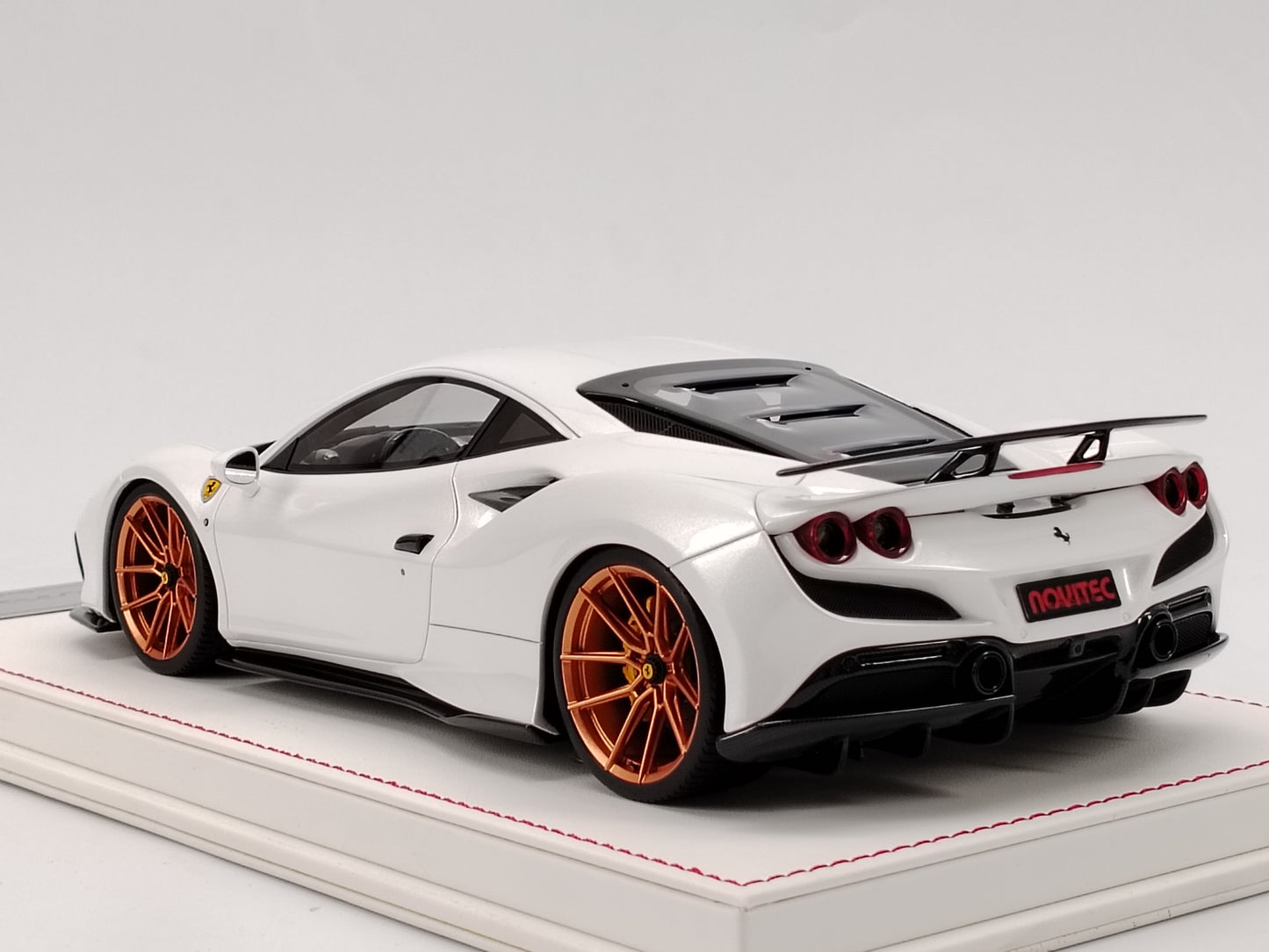 DG 1/18 Ferrari F8 White Limited Edition Simulation Car Model Ornament