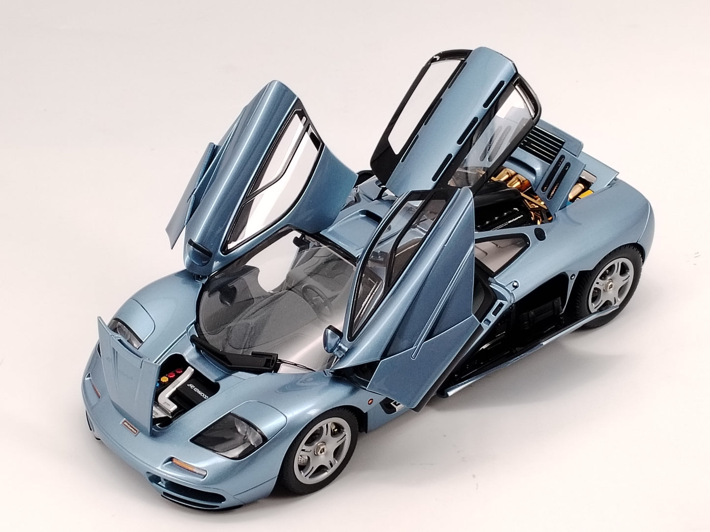 LCD 1/18 McLaren F1 Ice Blue Alloy Car Model