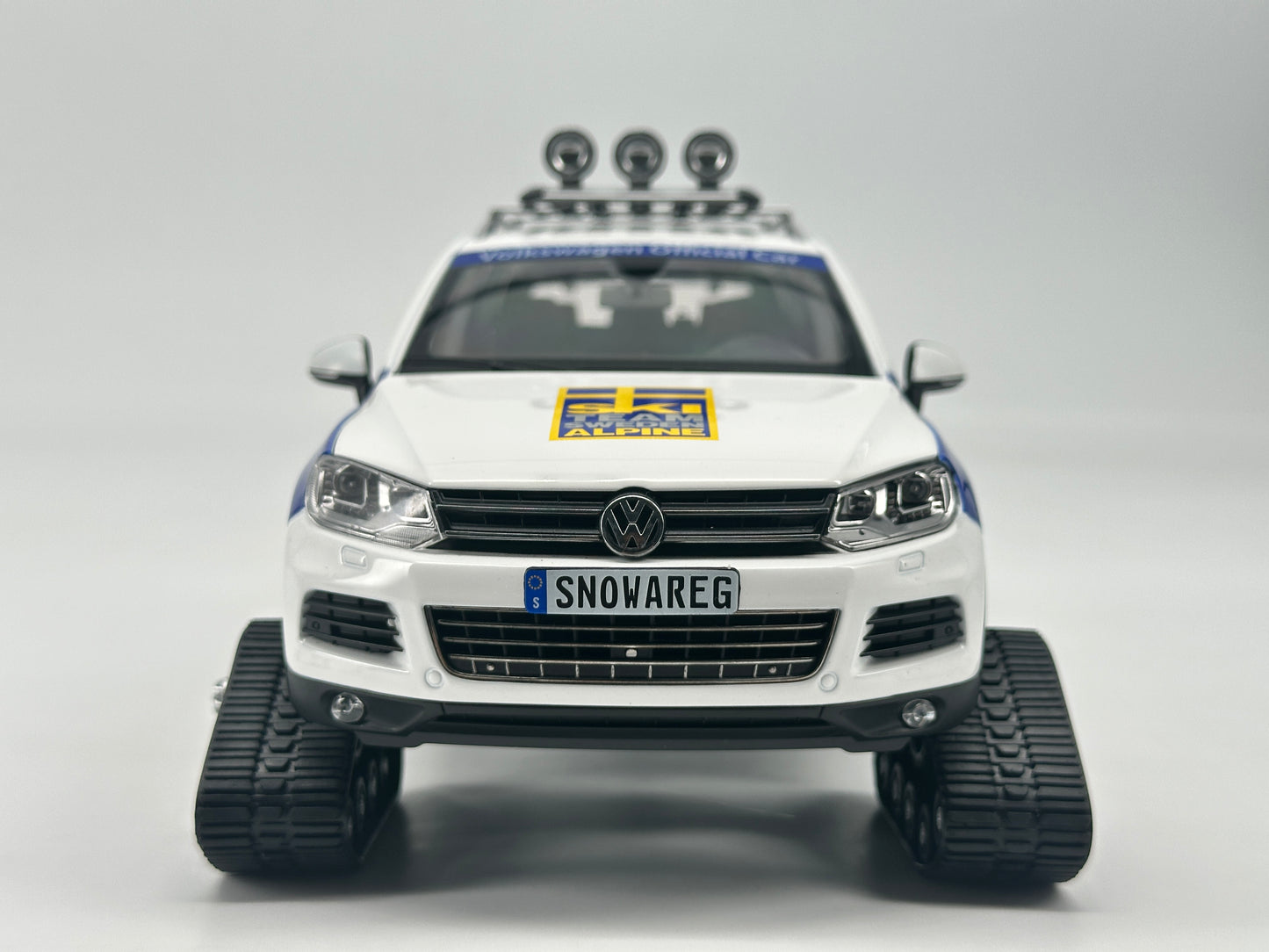 Kyosho 1/18 Volkswagen Touareg Snowmobile Alloy Simulation Model Car Ornaments Birthday Gift