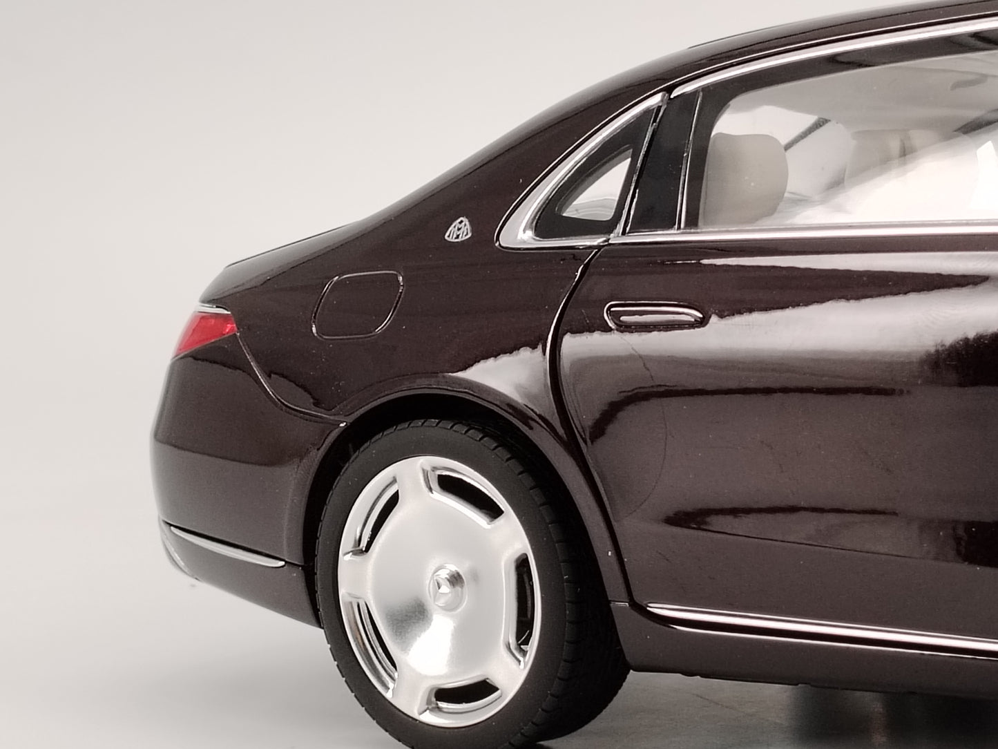 Norev 1/18 Mercedes-Benz Maybach S680C 2021 Red and Black Alloy Full Open Car Model NOR154