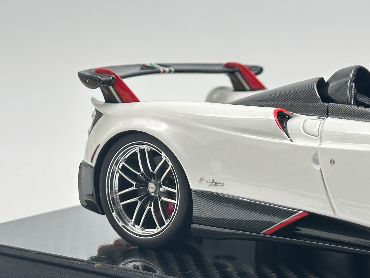 AustraLux Model 1/18 Pagani Huayra Roadster BC Pearlescent White Limited Edition Car Model
