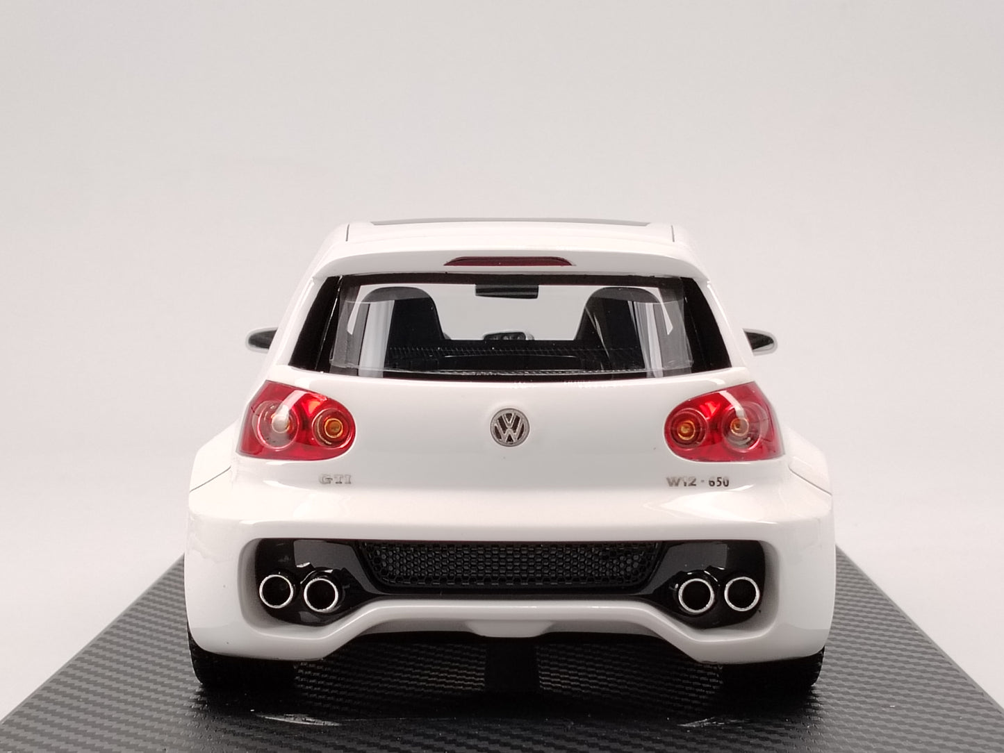IVY 1/18 Volkswagen GOLF W12 White Resin Sealed Car Model