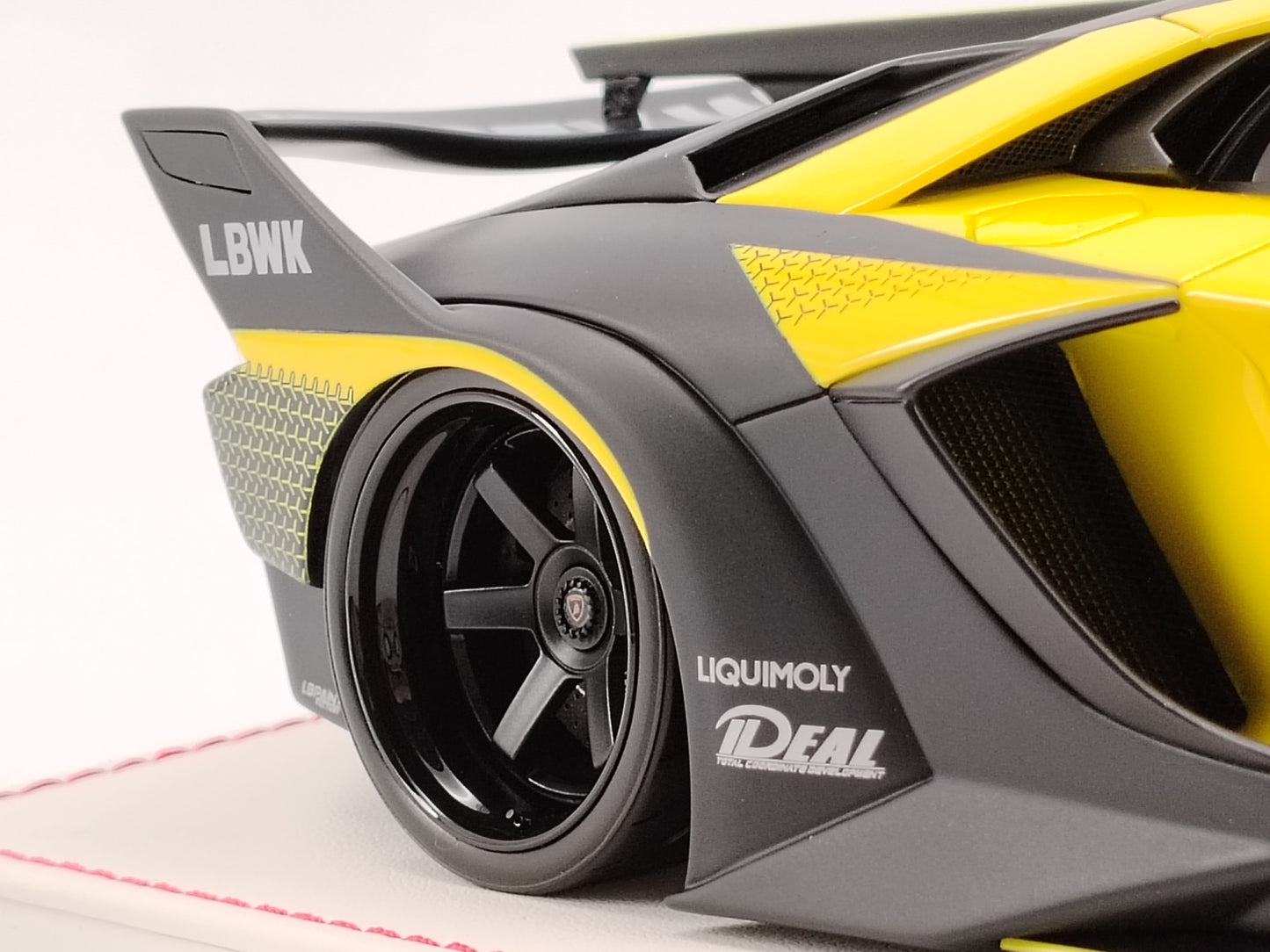 DG 1/18 Lamborghini Aventador GT EVO Yellow Limited Edition Model Car