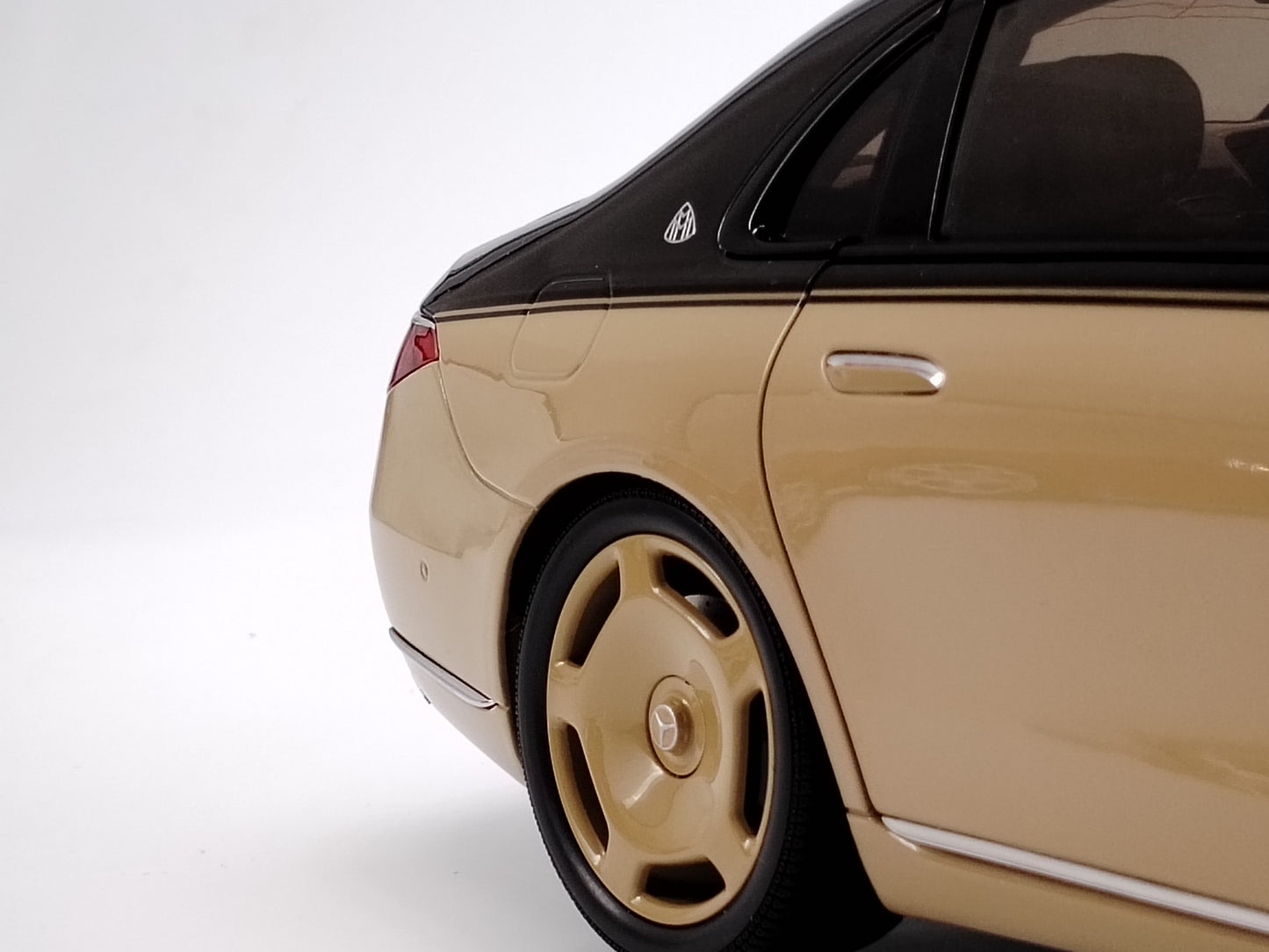 Almost Real 1/18 Mercedes-Benz Maybach S-Class Black and Yellow Alloy Simulation Model Car