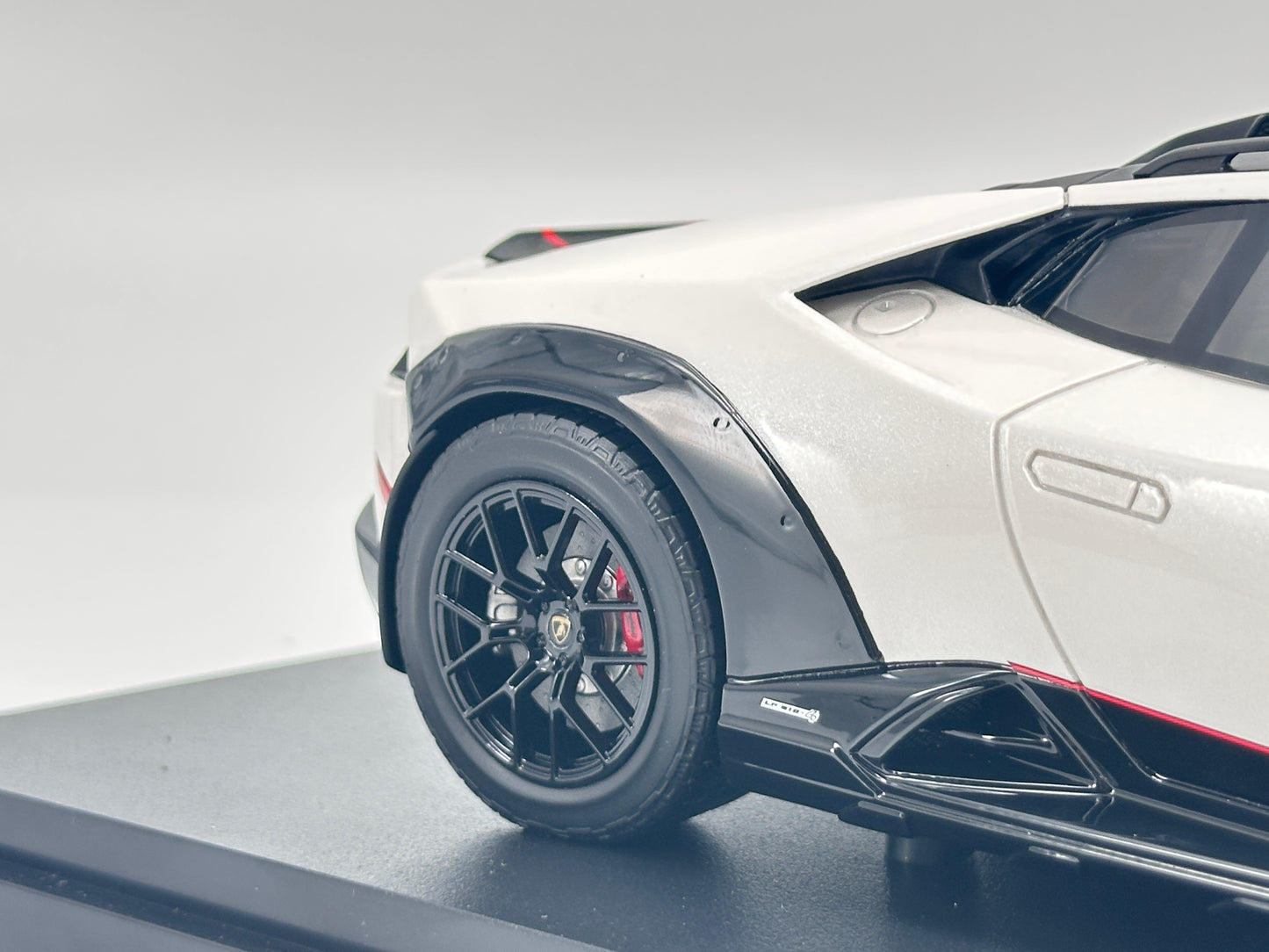 TOPSPEED 1/18 Lamborghini Huracan Sterrato White Simulated Car Model TS0610