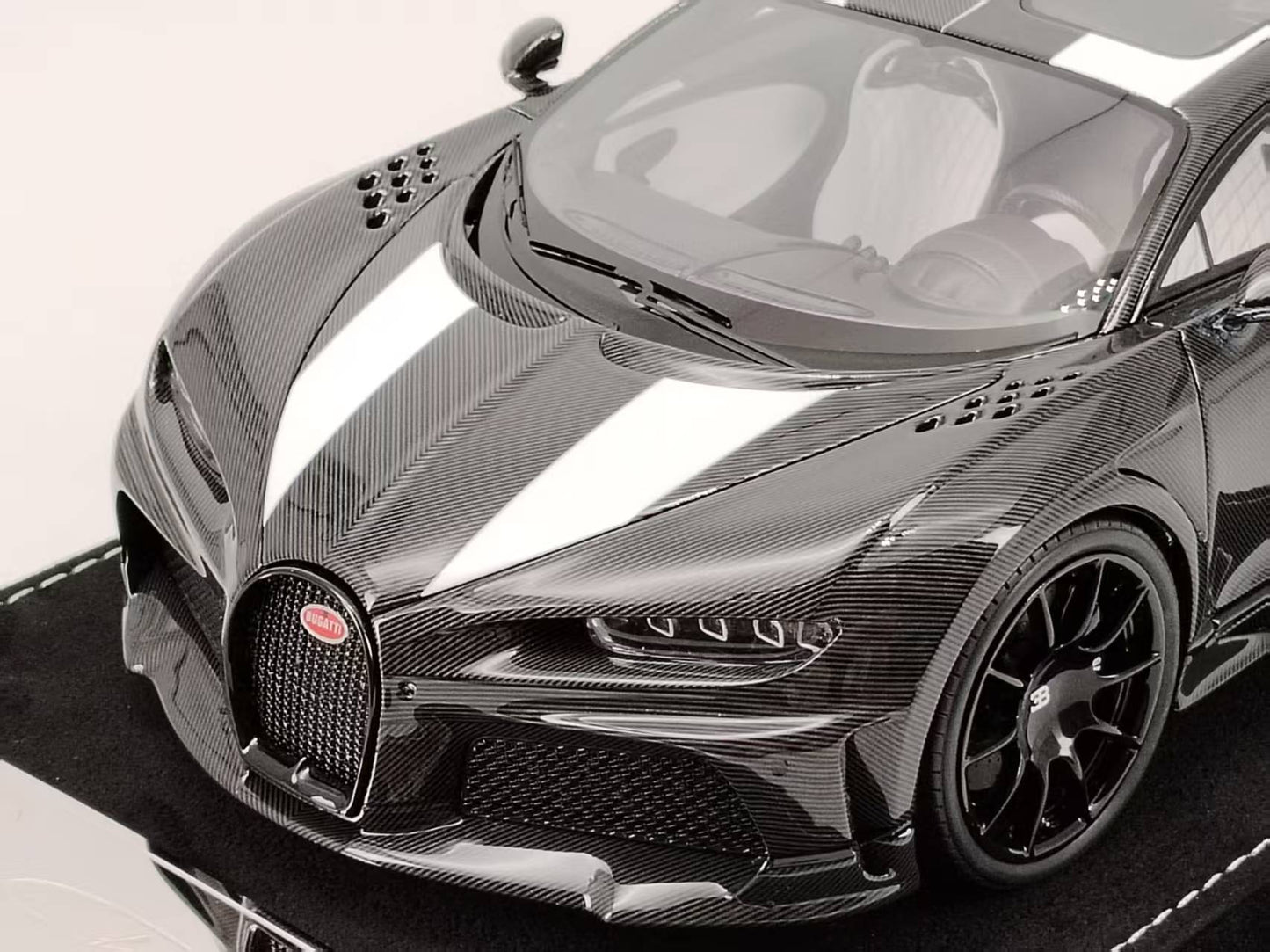HH Model 1/18 Bugatti Chiron SS Black Carbon/White Stripes Resin Model HH467