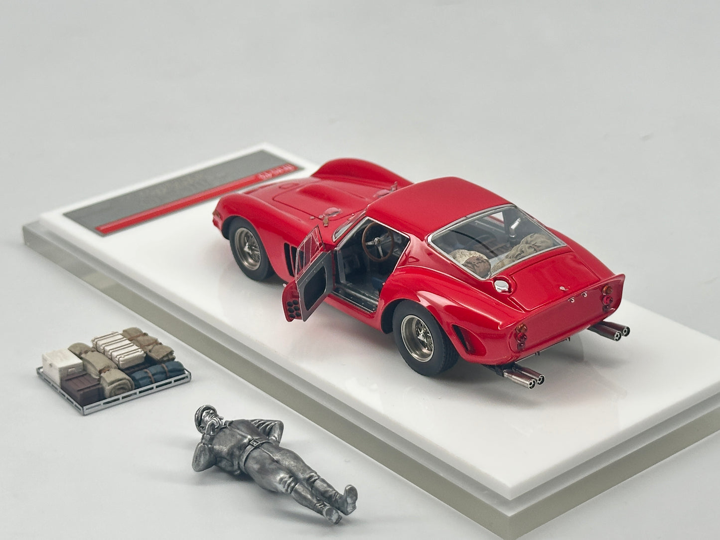 SCM 1/43 Ferrari 250GTO Open Door With Figure Red Simulation Car Model