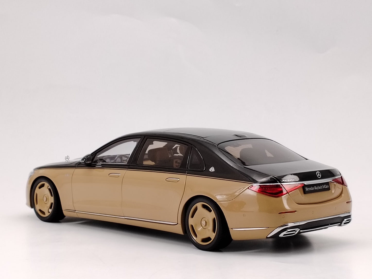 Almost Real 1/18 Mercedes-Benz Maybach S-Class Black and Yellow Alloy Simulation Model Car