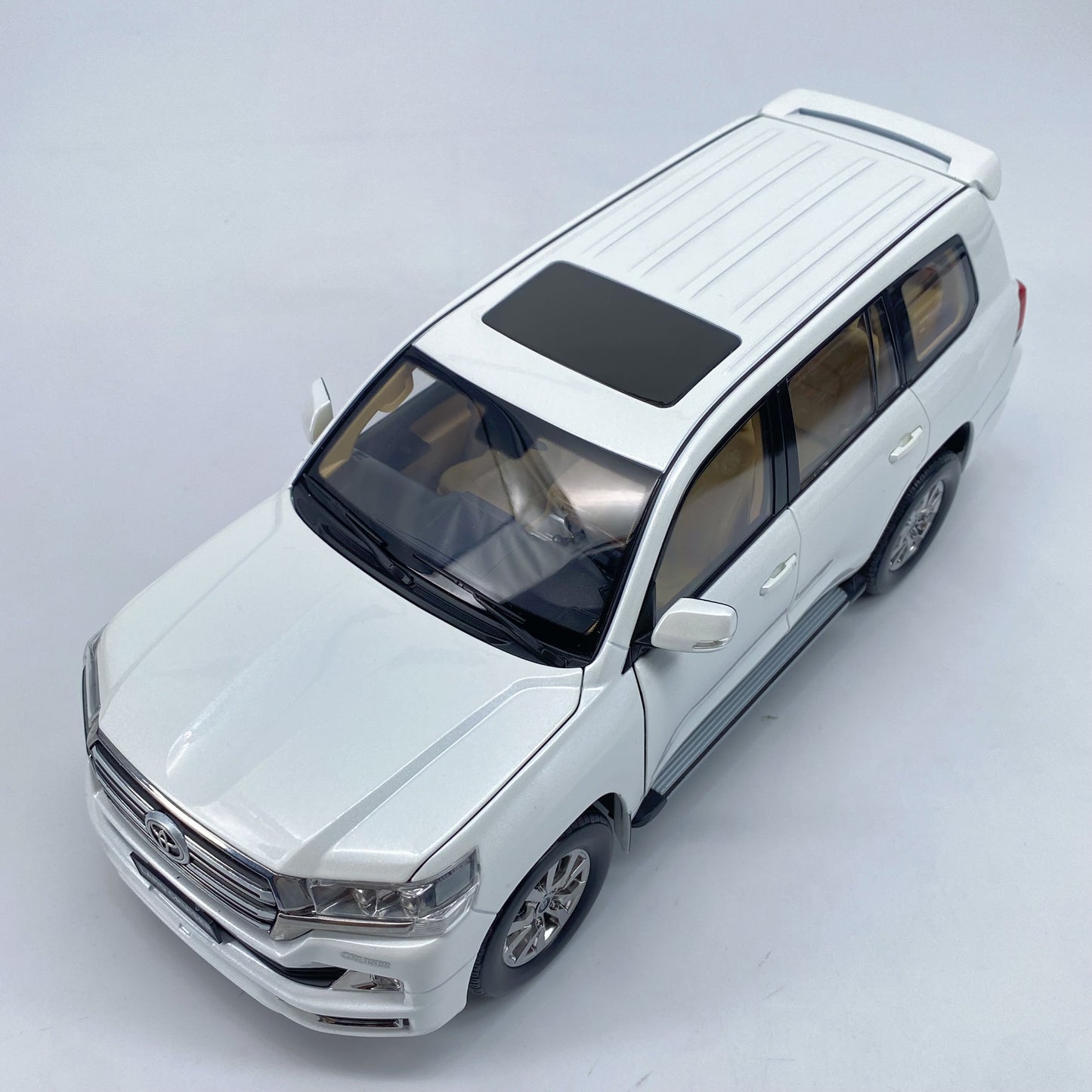 Kengfai 1/18 Toyota Land Cruiser LHD Alloy Model Car Ornaments
