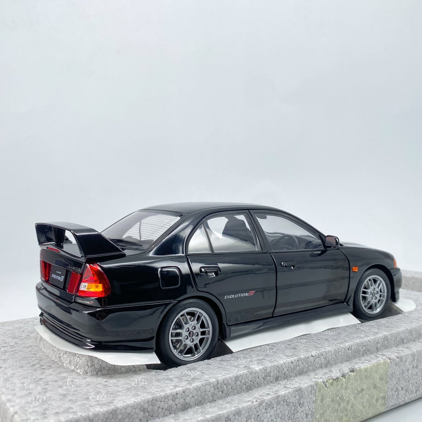 MOTORHELIX 1/18 Mitsubishi Lancer Evolution lV alloy model car model