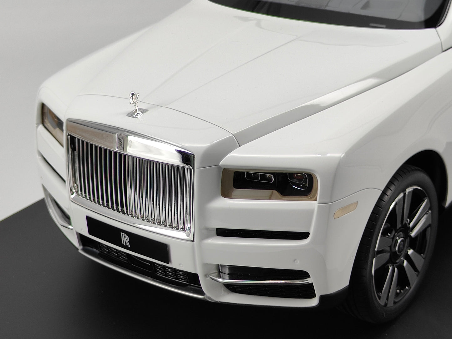 ZP 1/8 Rolls-Royce Cullinan Fully Open with Sunroof Lighted Version White High-end Car Model Ornaments