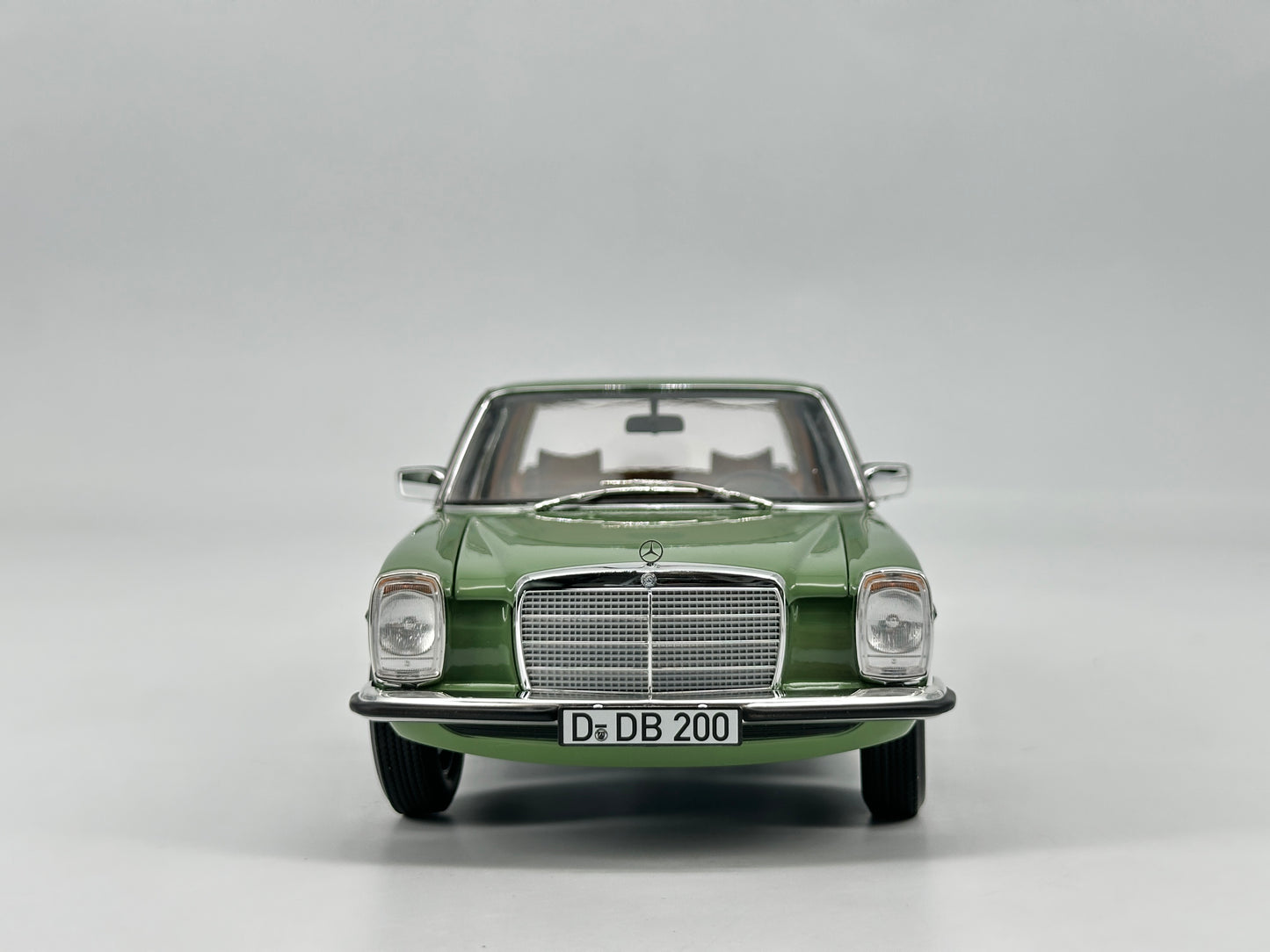 Norev 1/18 Mercedes Benz 200 1982 Light Green Alloy Car Model