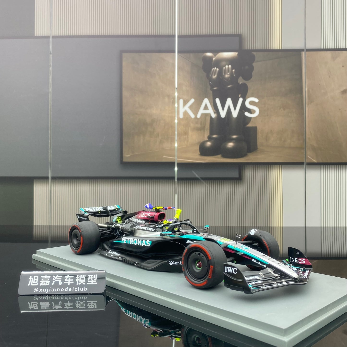 Spark 1/18 Mercedes-AMG W15 UK Grand Prix Victory No. 44 Hamilton Sitting and Holding the Flag Version