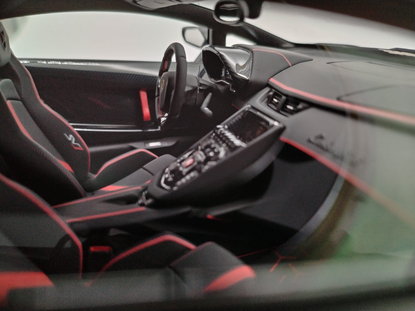 DG 1/18 Lamborghini Aventador GT EVO Black Carbon Limited Edition Die-cast Model Car