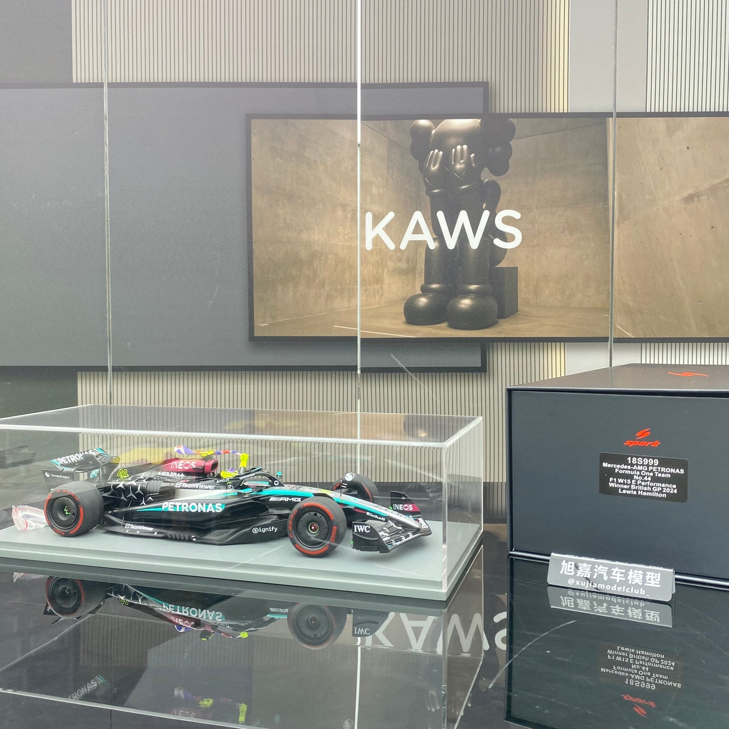 Spark 1/18 Mercedes-AMG W15 UK Grand Prix Victory No. 44 Hamilton Sitting and Holding the Flag Version