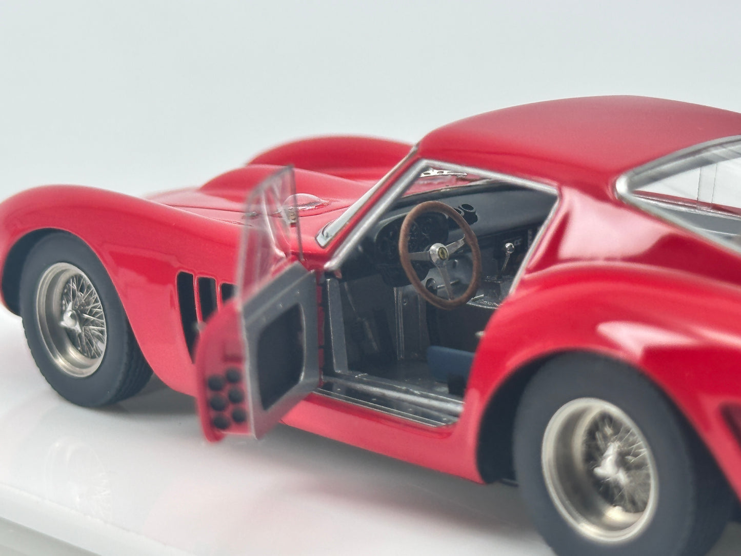 SCM 1/43 Ferrari 250GTO Open Door With Figure Red Simulation Car Model