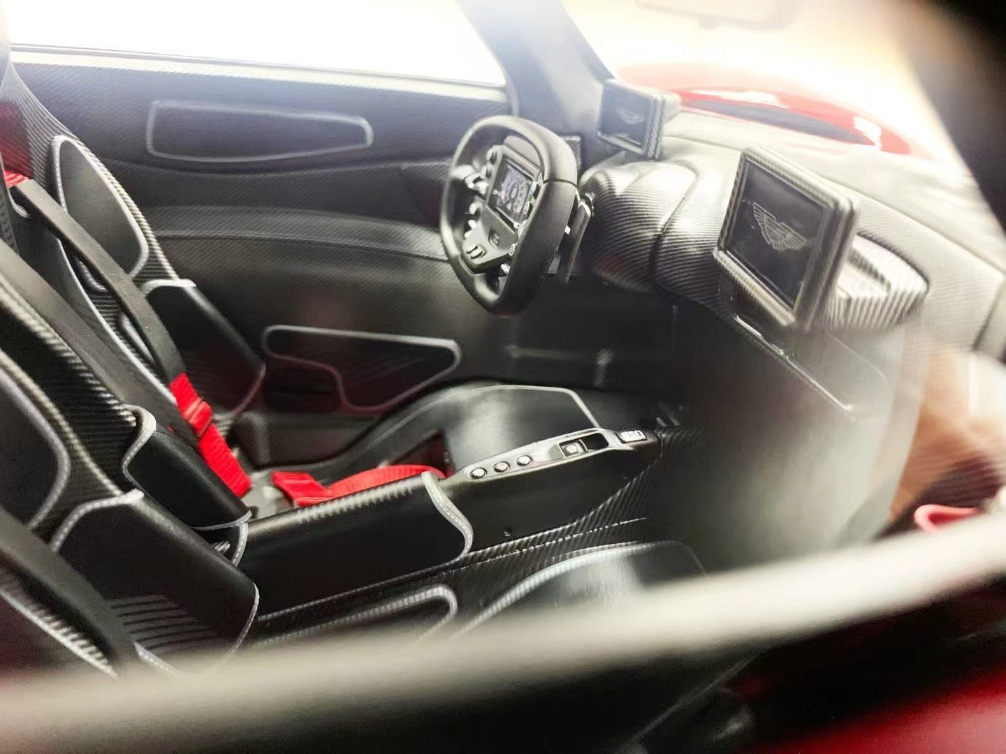 Adorno de coche Aston Martin Valkyrie Candy Red de edición limitada a escala 1/8 de Frontiart