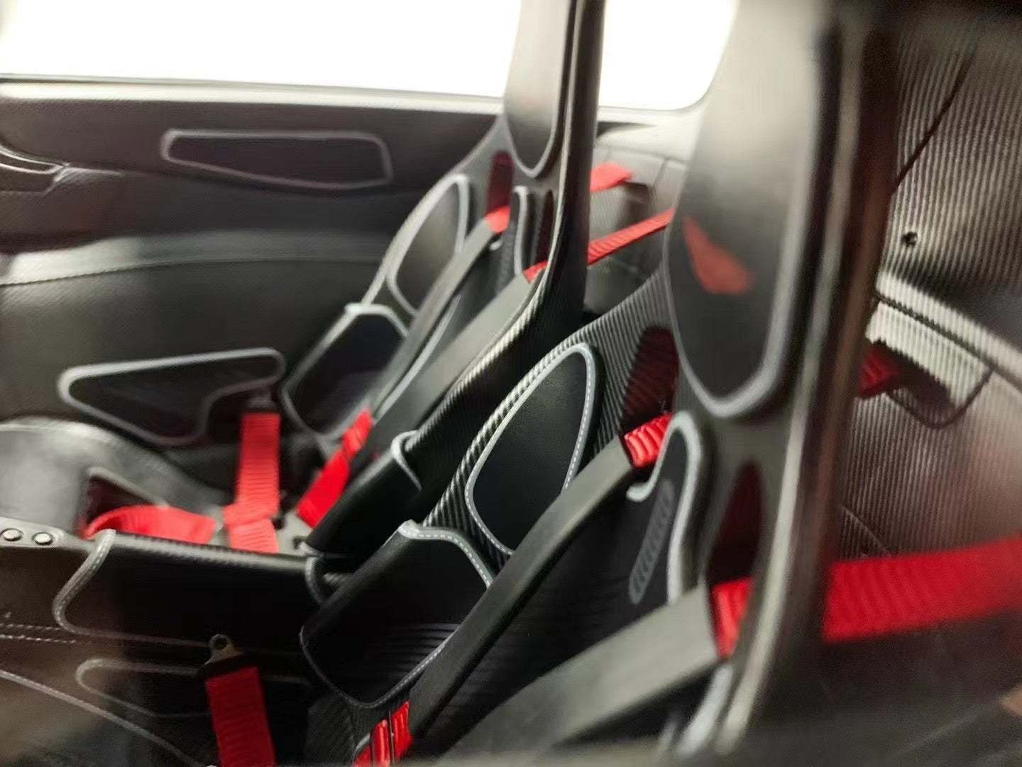 Adorno de coche Aston Martin Valkyrie Candy Red de edición limitada a escala 1/8 de Frontiart