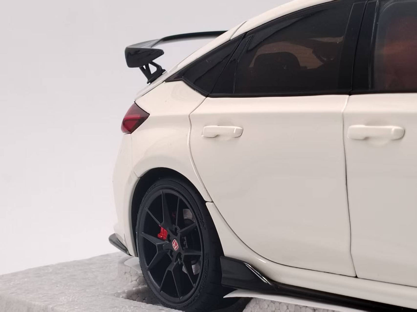 MOTORHELIX 1/18 Honda Civic TYPE R (FL5) Championship White All-Opening Alloy Car Model