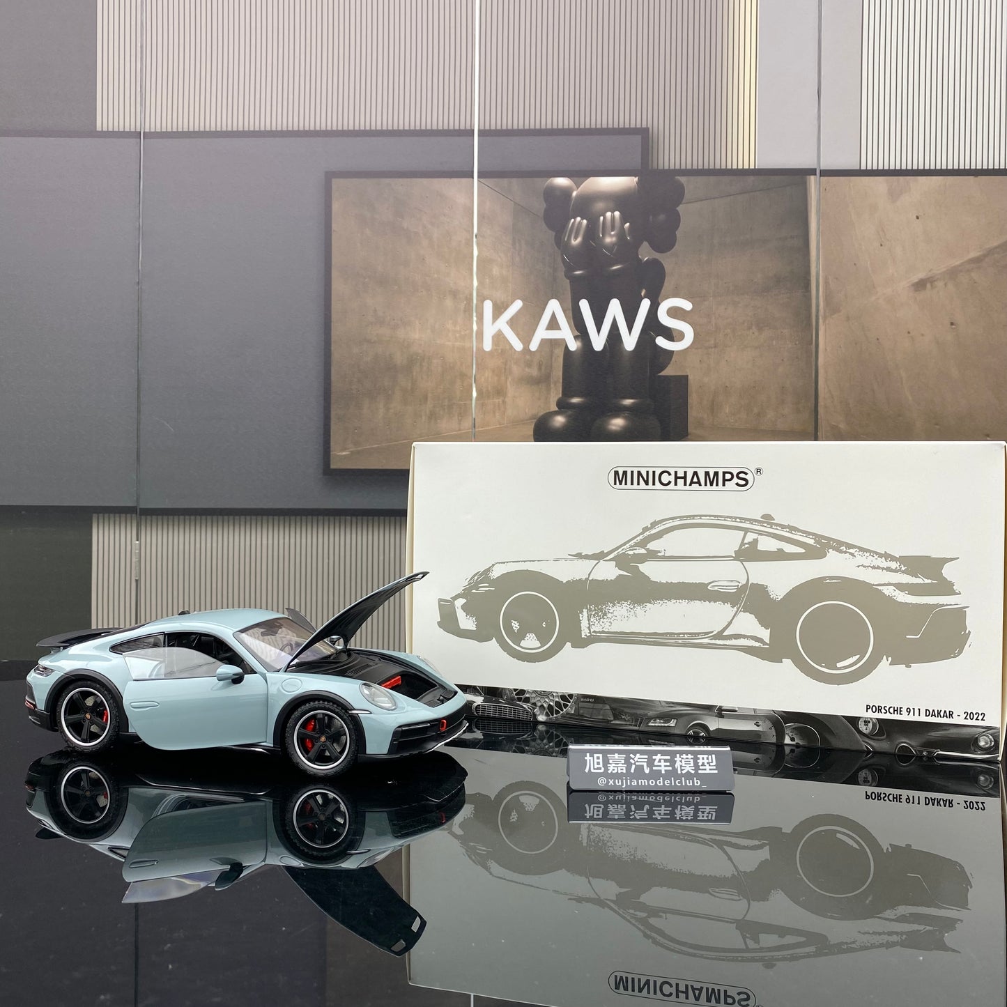 minichamps 1/18 Porsche 911 DAKAR BLUE WITH ROOF RACK alloy car model