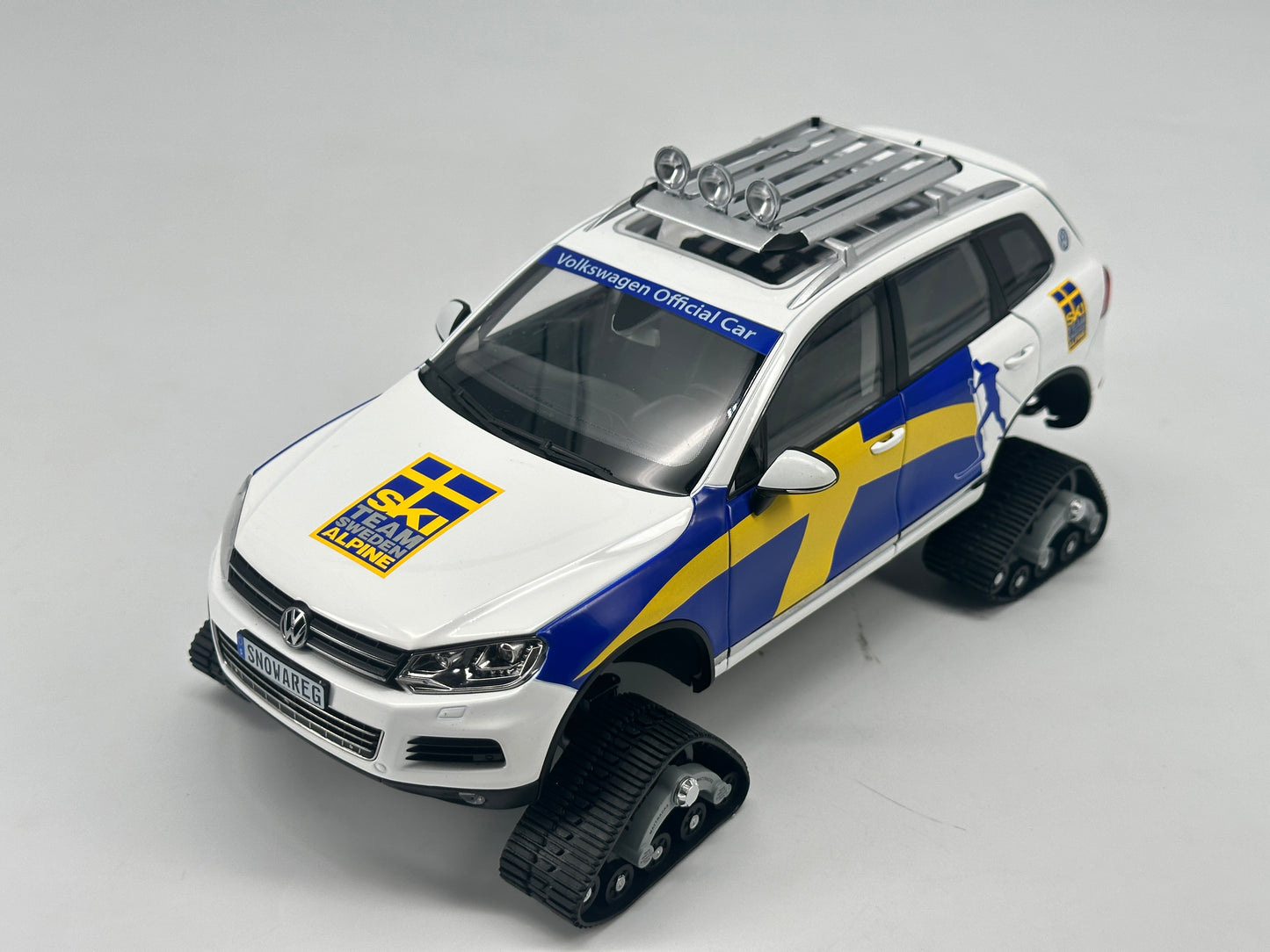 Kyosho 1/18 Volkswagen Touareg Snowmobile Alloy Simulation Model Car Ornaments Birthday Gift