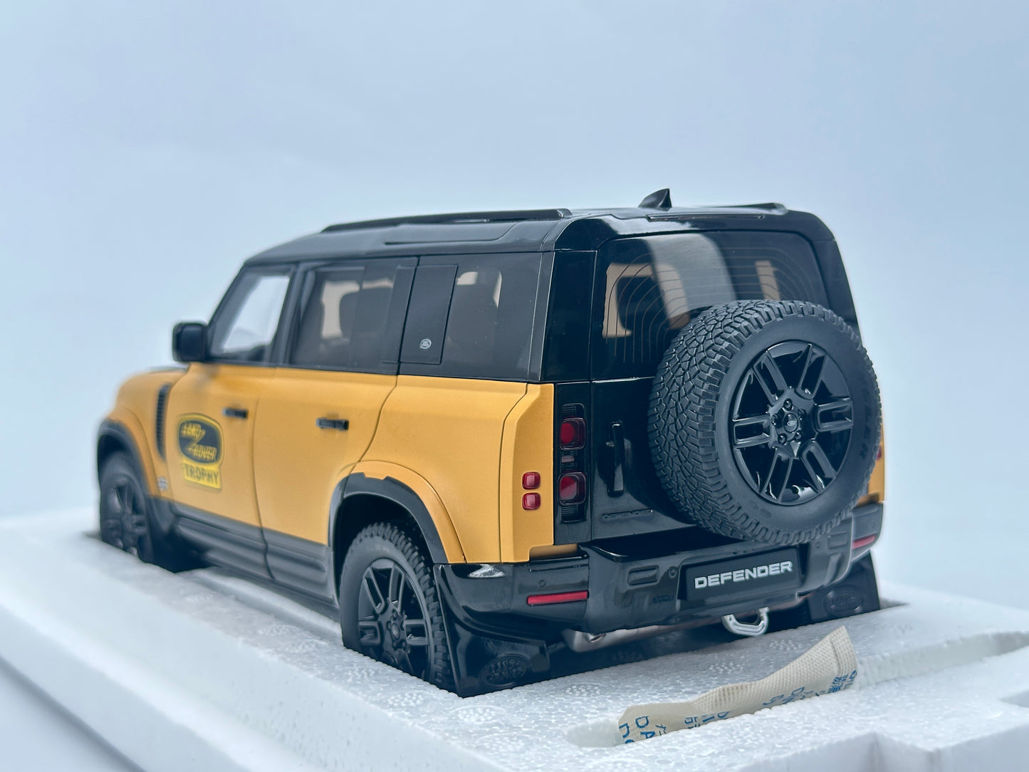 Almost Real 1/18 Land Rover DEFENDER 110 2022 Camel Cup