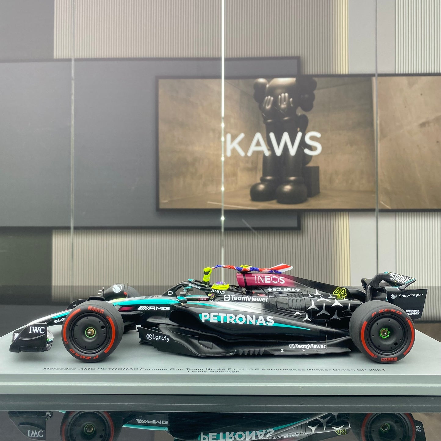 Spark 1/18 Mercedes-AMG W15 UK Grand Prix Victory No. 44 Hamilton Sitting and Holding the Flag Version