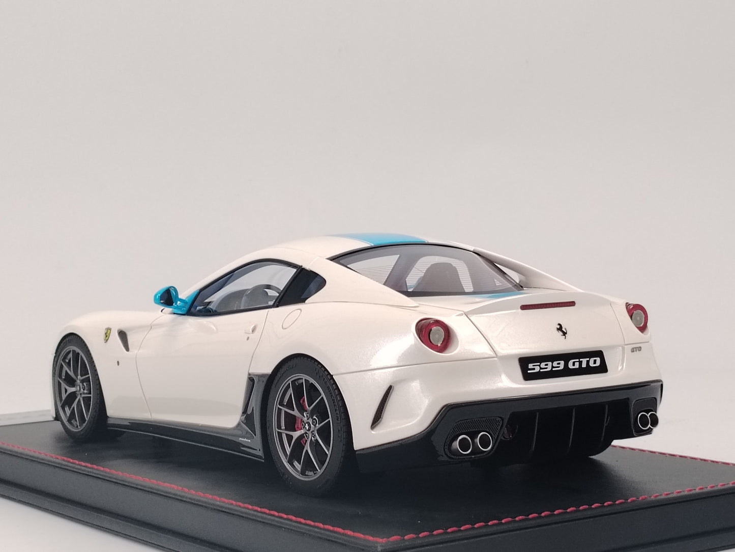 DINOMDOEL 1/18 Ferrari 599GTO Black Base Limited Edition Car Model Ornaments
