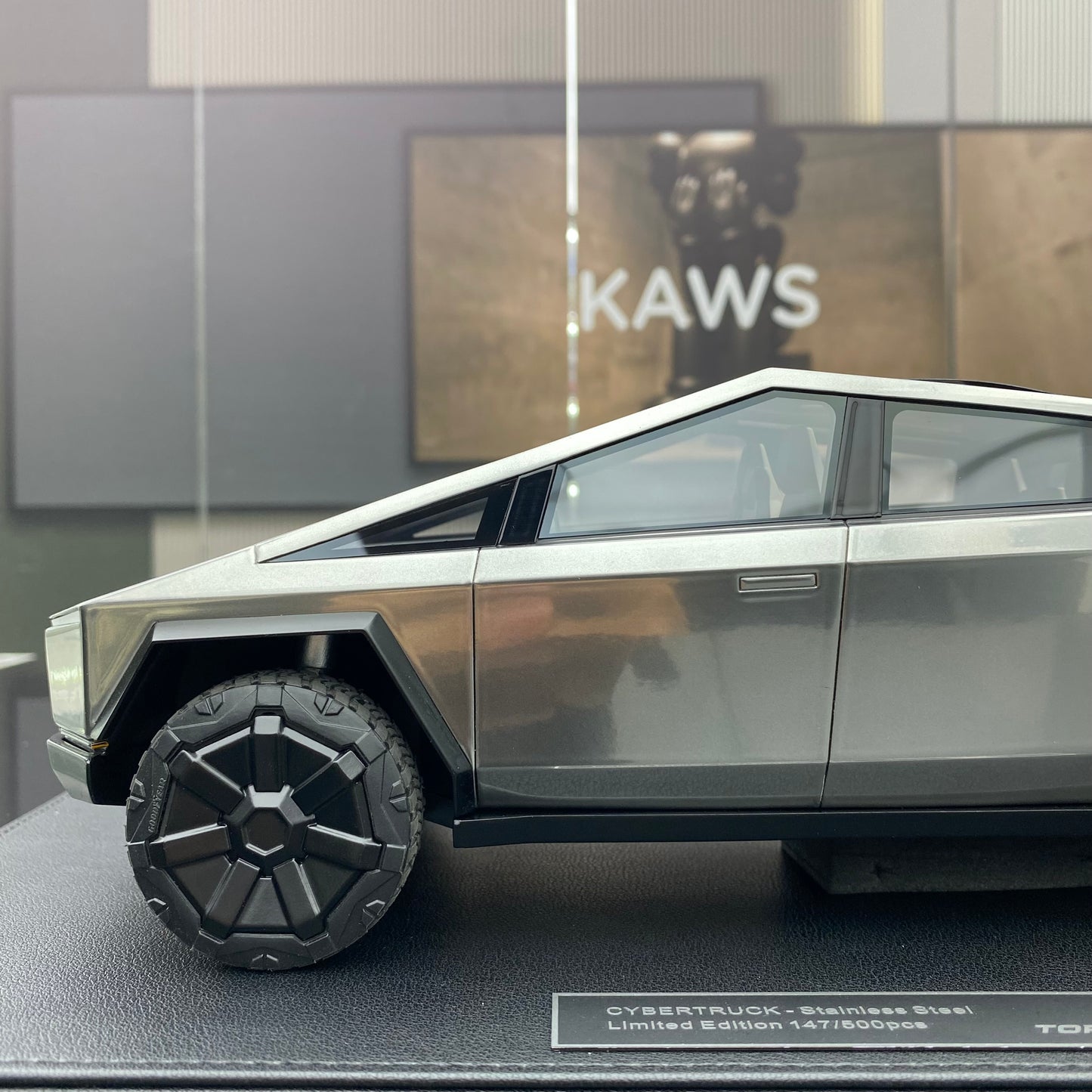 TOP Marques 1:18 Tesla Cybertruck resin car model