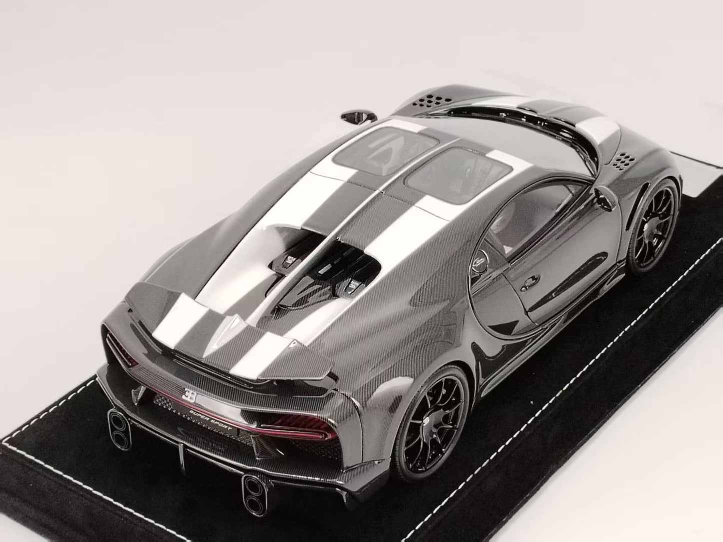 HH Model 1/18 Bugatti Chiron SS Black Carbon/White Stripes Resin Model HH467