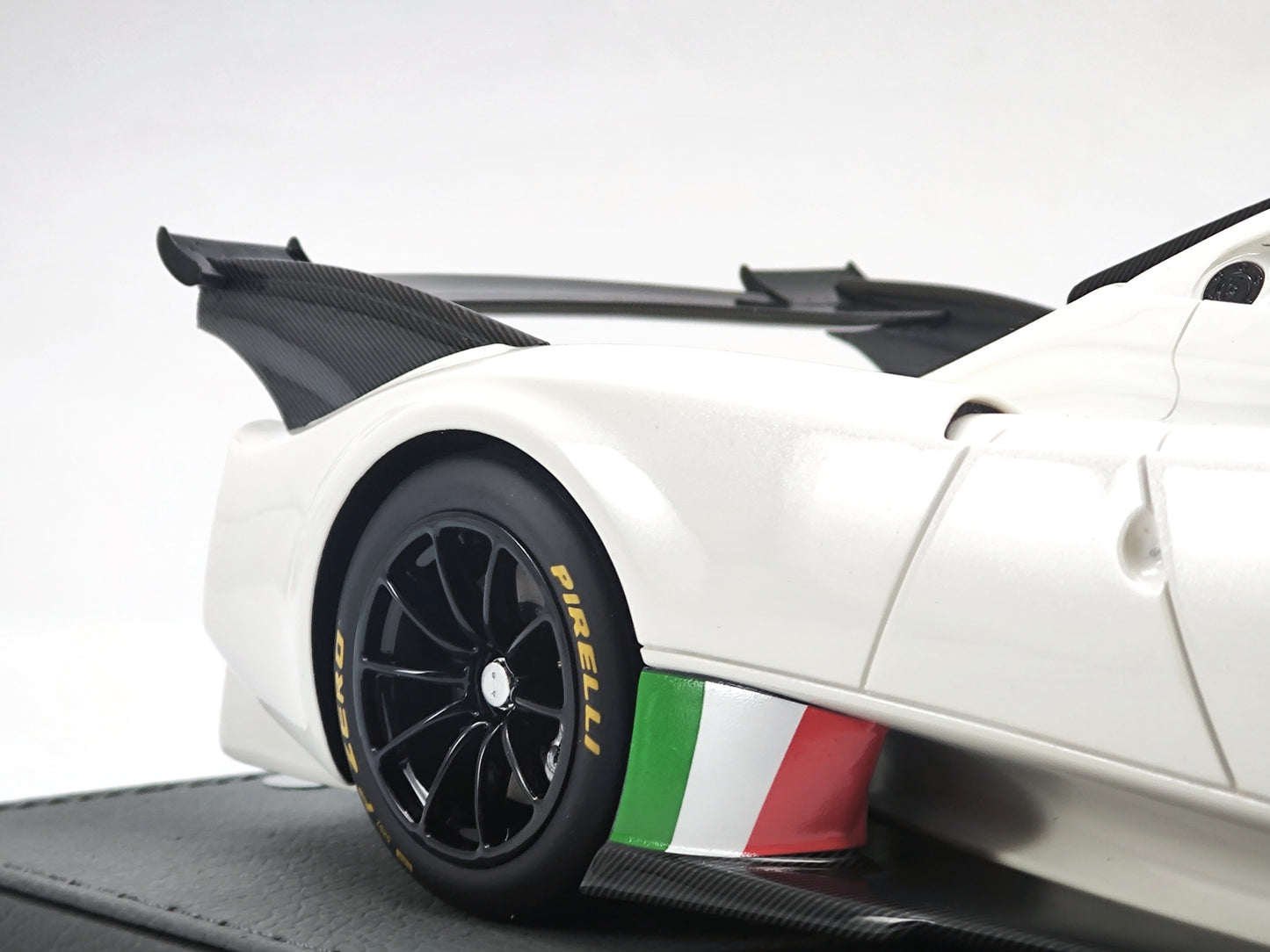 BBR 1/18 Pagani Huayra R White Simulation Car Model
