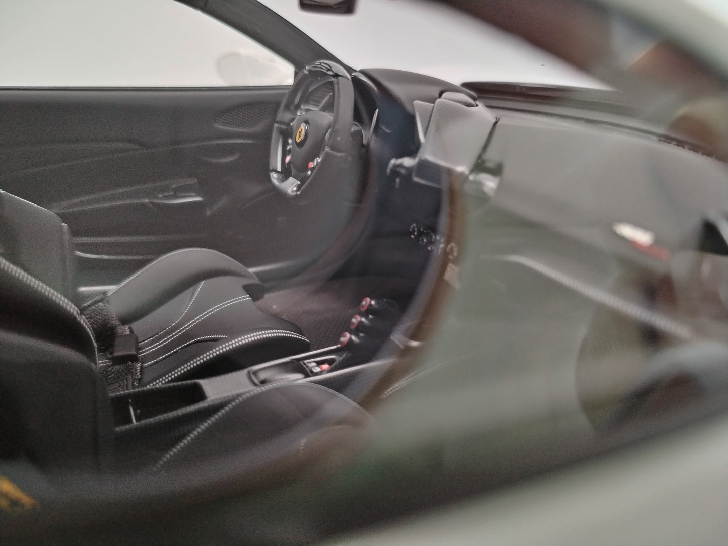 DG 1/18 Ferrari 488 Pista White Simulation Car Model