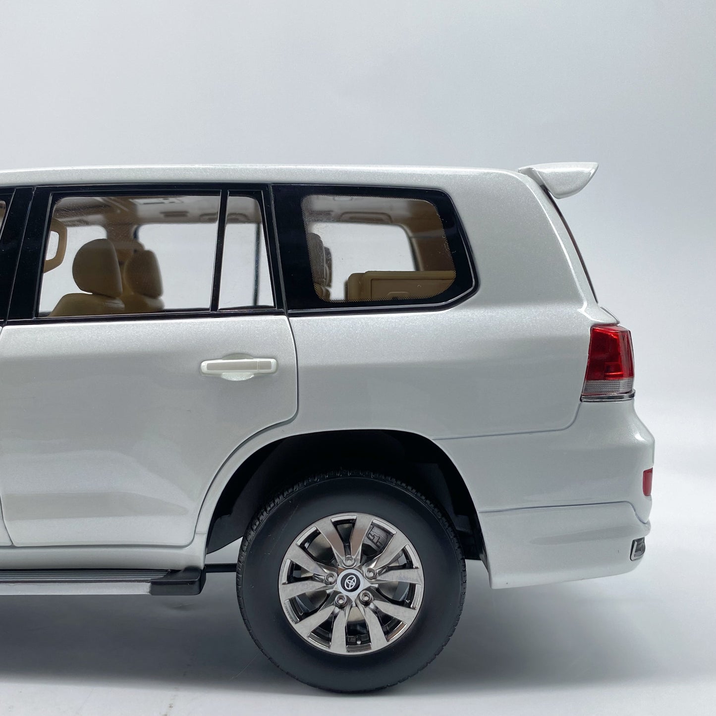 Kengfai 1/18 Toyota Land Cruiser LHD Alloy Model Car Ornaments