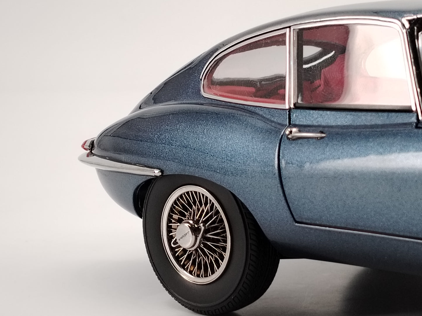 Kyosho 1/18 Jaguar E TYPE alloy simulation model car birthday gift ornaments