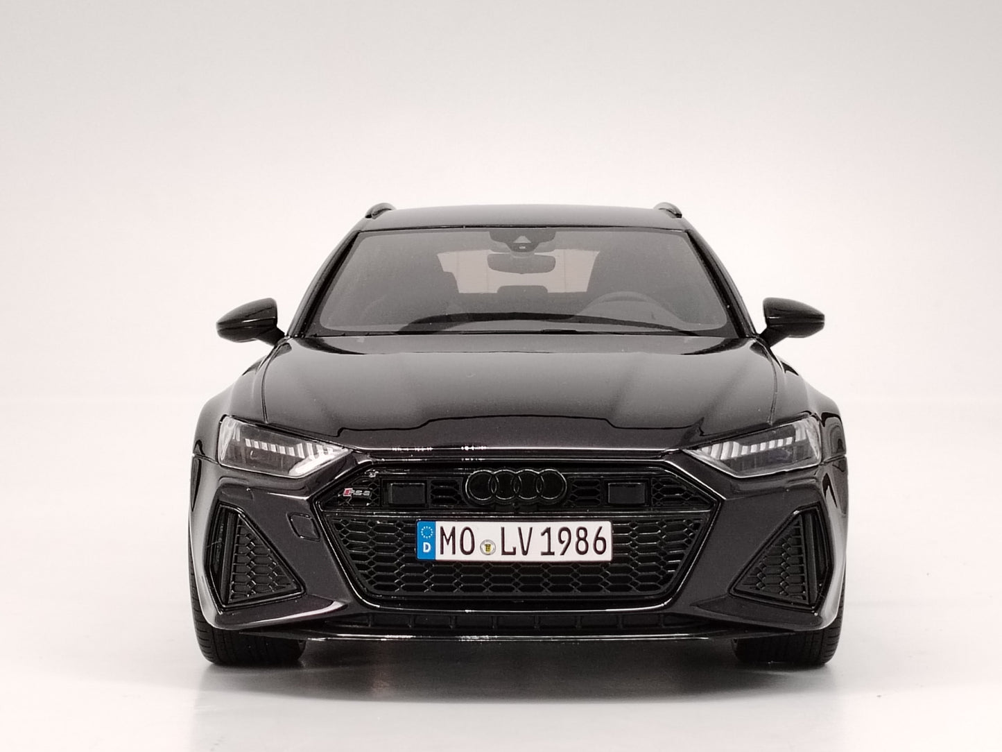 GT Spirit 1/18 Audi RS6 Avant with luggage black simulation model car