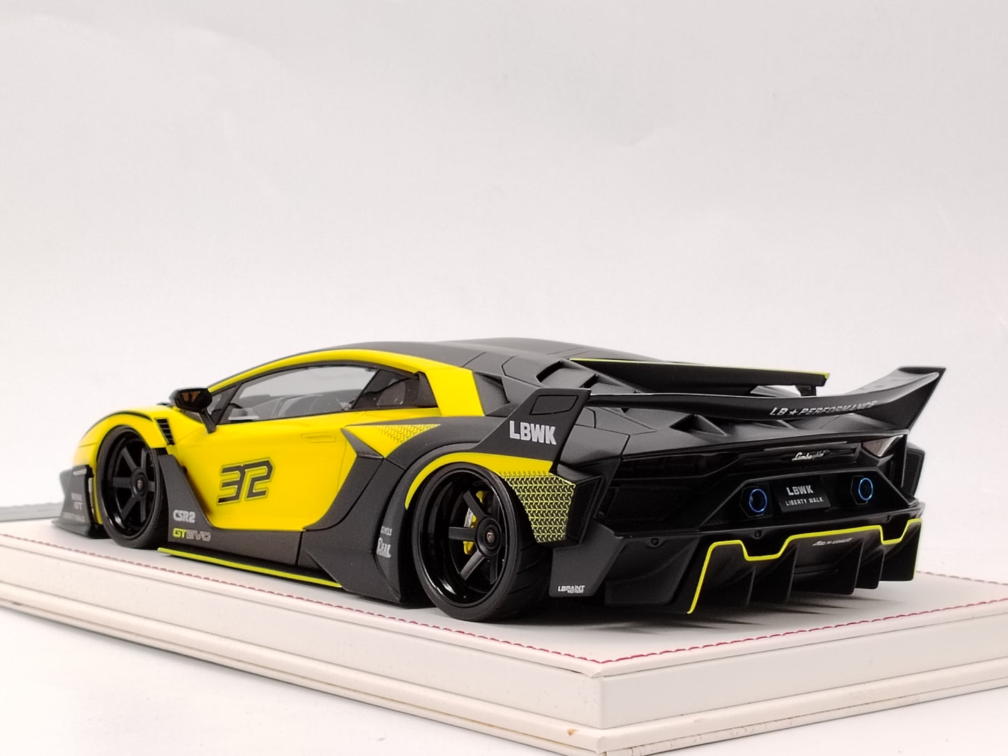 DG 1/18 Lamborghini Aventador GT EVO Yellow Limited Edition Model Car