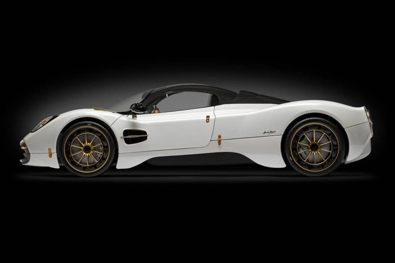 Pocher 1/8 HK123 Pagani Utopia - Bianca Perla Pearl White with Black Carbon Fiber Pattern on Roof, Paint Finish