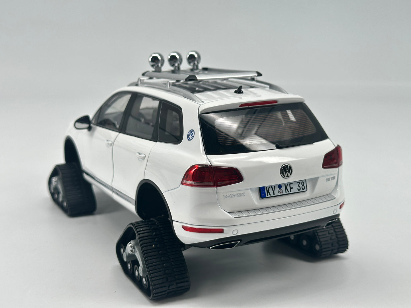 Kyosho 1/18 Volkswagen Touareg Snowmobile Alloy Simulation Model Car Ornaments Birthday Gift