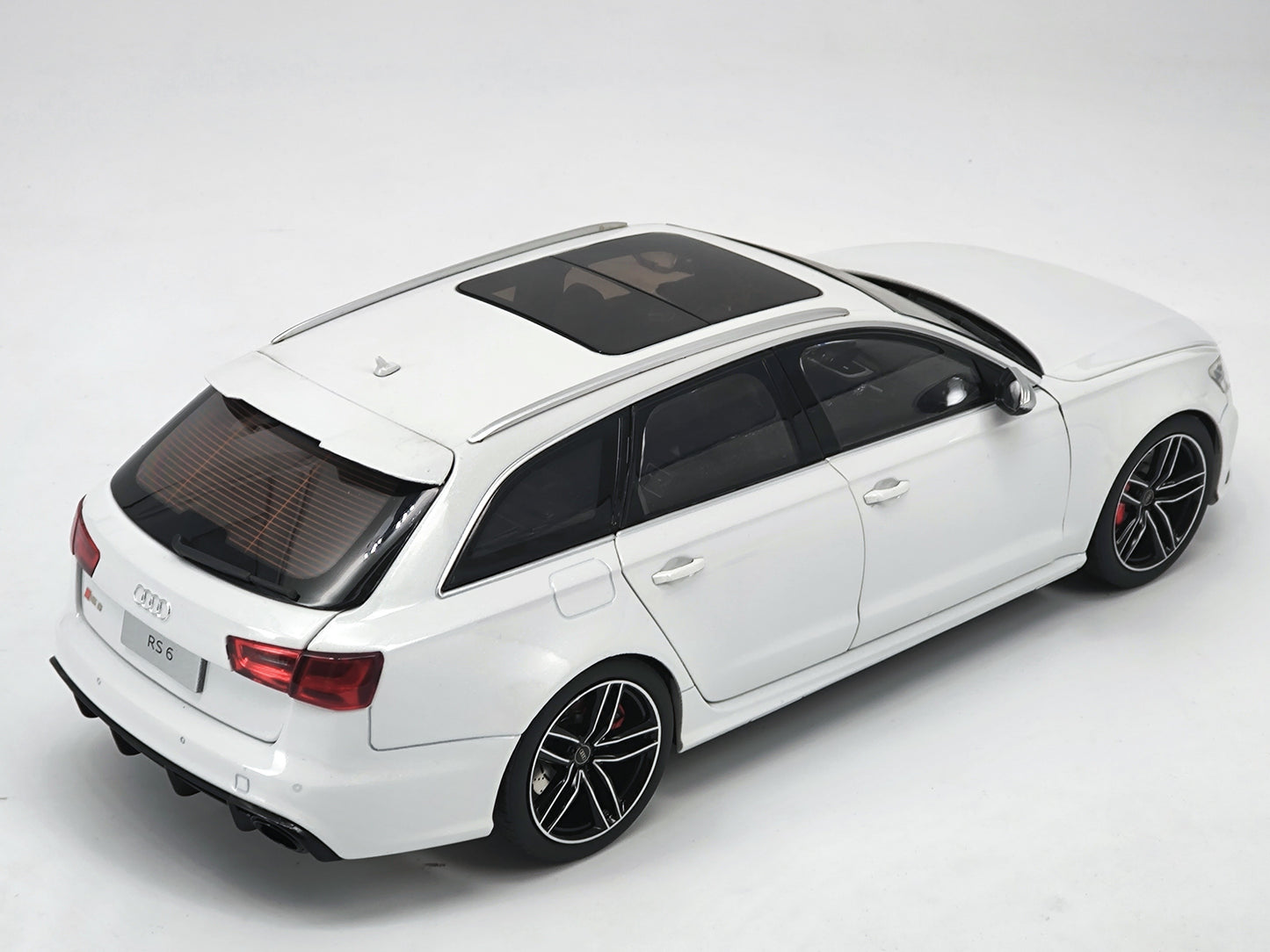Well 1/18 Audi RS6 C7 White Alloy Simulation Car Model Ornaments Birthday Gift
