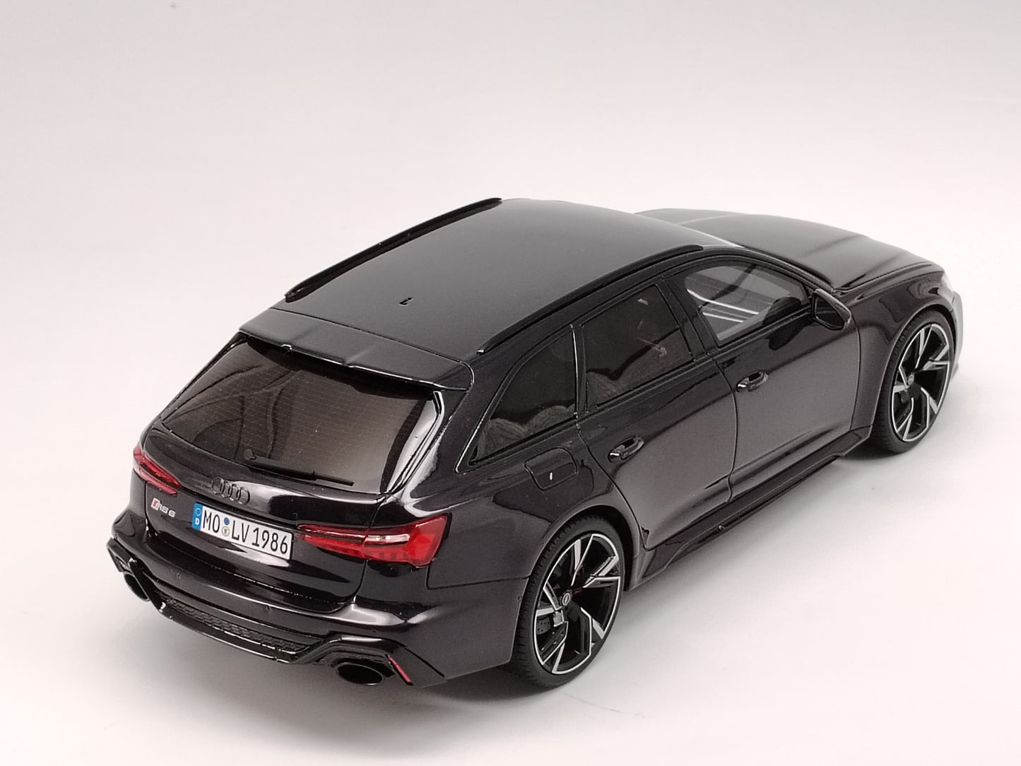 GT Spirit 1/18 Audi RS6 Avant with luggage black simulation model car