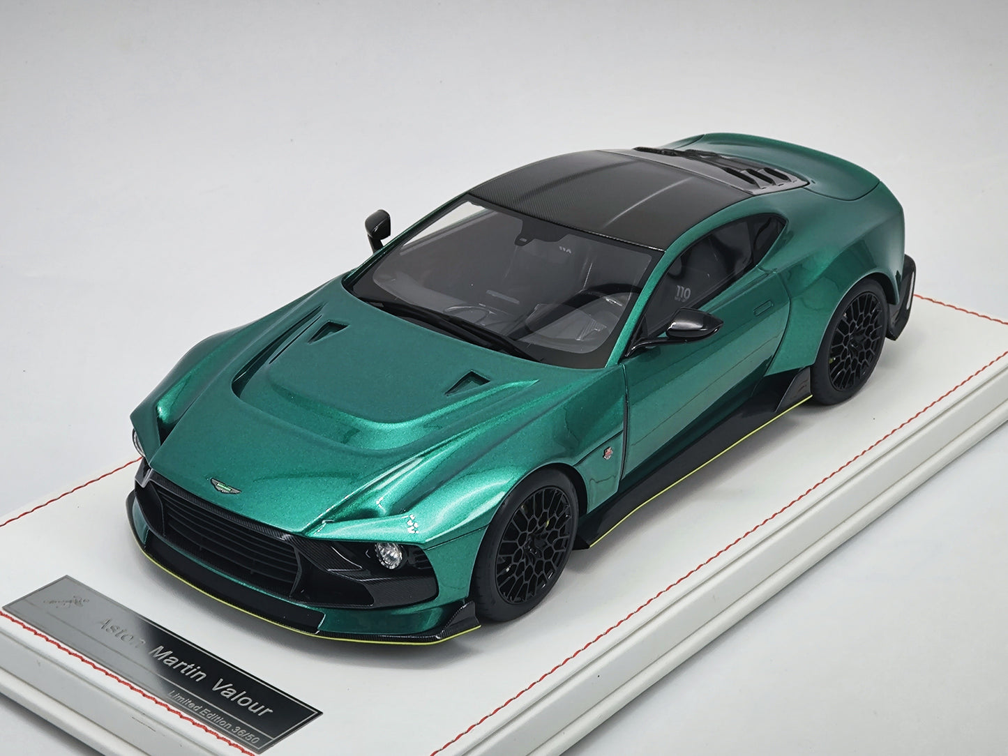 Runner 1/18 Aston Martin Valour Racing Green Resin Model