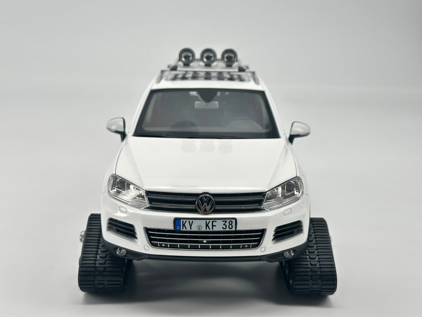 Kyosho 1/18 Volkswagen Touareg Snowmobile Alloy Simulation Model Car Ornaments Birthday Gift