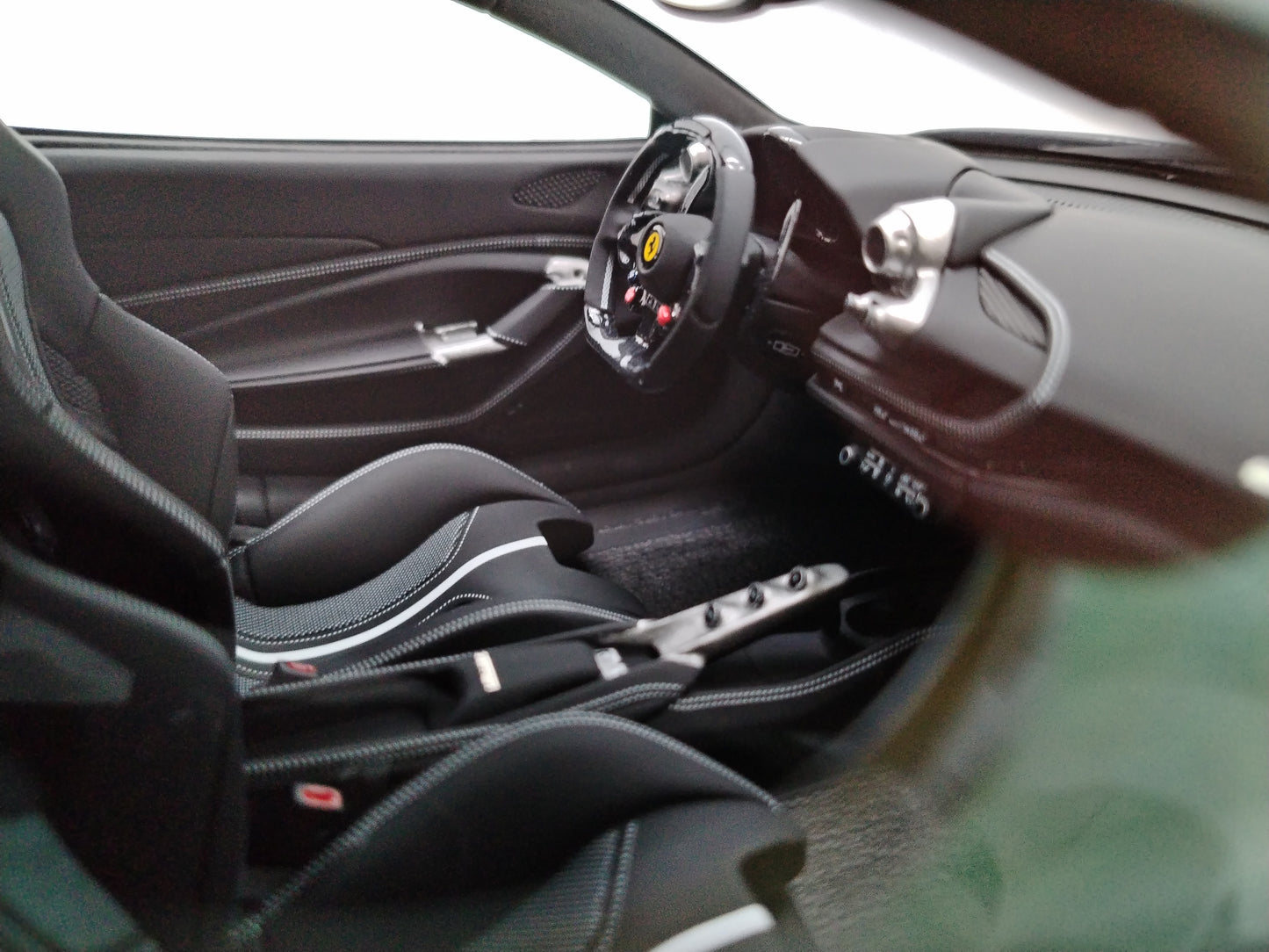 DG 1/18 Ferrari F8 White Limited Edition Simulation Car Model Ornament