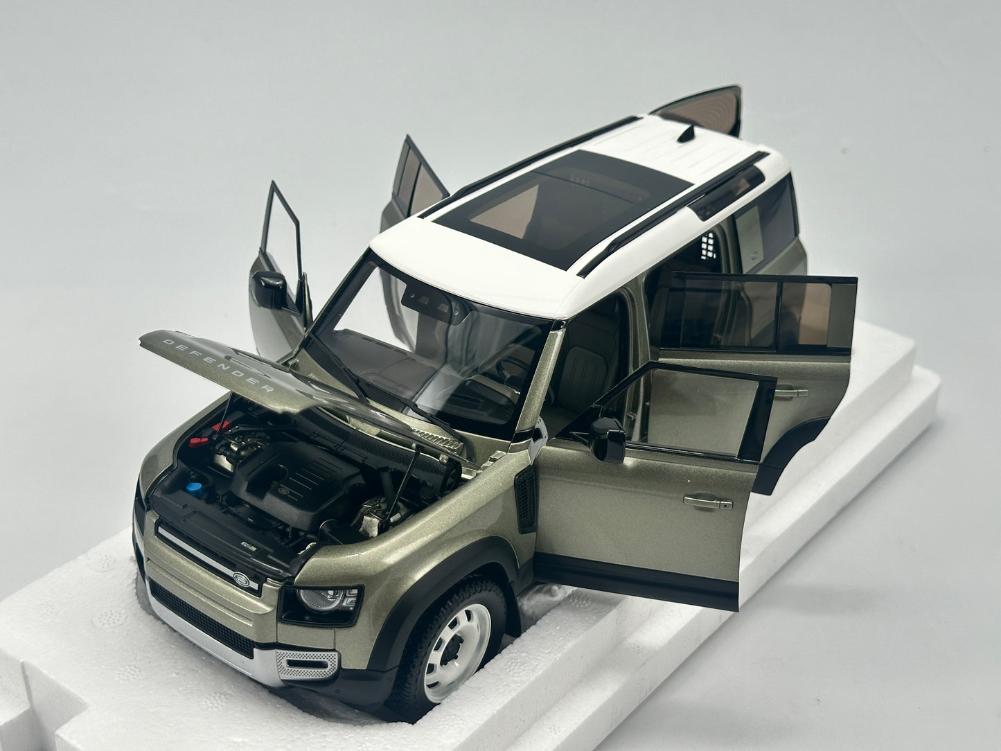 Almost Real 1/18 Land Rover DEFENDER 110 2020 Green Model Car Collectible