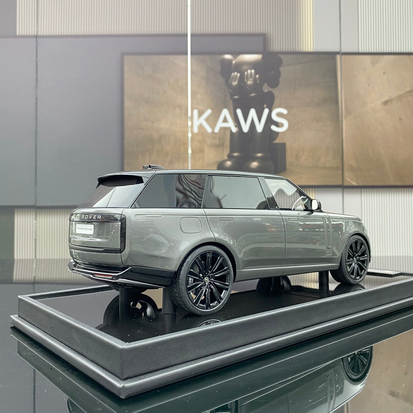 MOTORHELIX 1/18 Land Rover Range Rover Honor Creation Extended Edition Modelo de coche Regalo de cumpleaños Adorno Regalo
